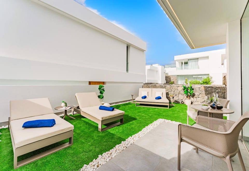 Property building, Solarium, Balcony/Terrace, Balcony/Terrace