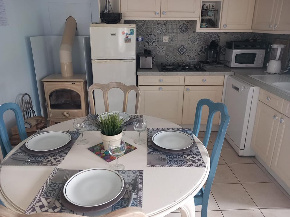 Coffee/tea facilities, Kitchen or kitchenette, Dining area, dishwasher, minibar, oven, pet friendly, stove