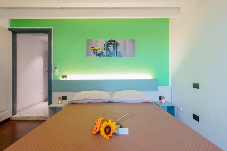 Bed, Photo of the whole room, Decorative detail, Bedroom