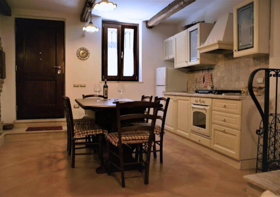 Kitchen or kitchenette, Dining area, pet friendly, stove
