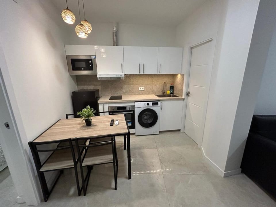 Kitchen or kitchenette, Dining area, minibar, pet friendly, stove, washing machine