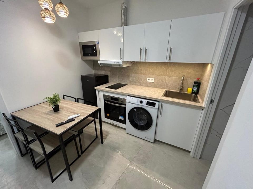 Kitchen or kitchenette, Dining area, minibar, oven, pet friendly, stove, washing machine