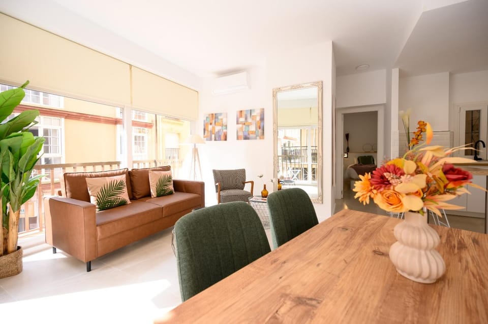 Living room, Seating area, Dining area, heating, heating, internet, internet, air conditioner, air conditioner