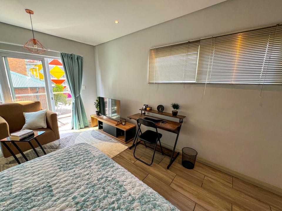 Bed, Living room, Photo of the whole room, Seating area, Dining area, Entertainment, hair dresser