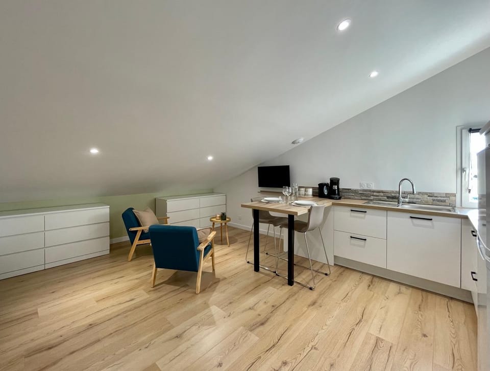 TV and multimedia, Coffee/tea facilities, Kitchen or kitchenette, Dining area, hair dresser