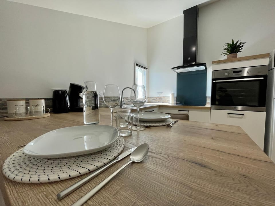 Kitchen or kitchenette, Dining area, minibar, pet friendly, stove