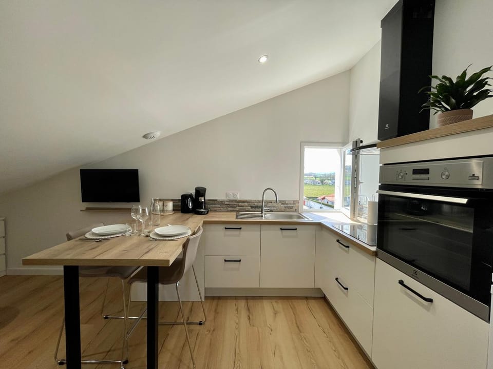TV and multimedia, Coffee/tea facilities, Kitchen or kitchenette, Dining area, minibar, pet friendly, stove