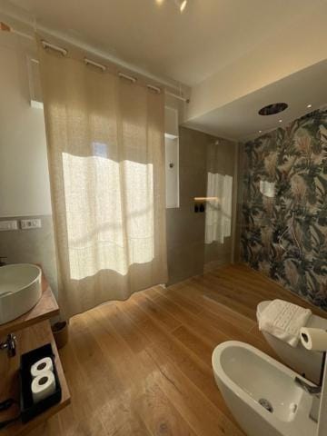 Shower, Toilet, Bathroom, bidet, towels