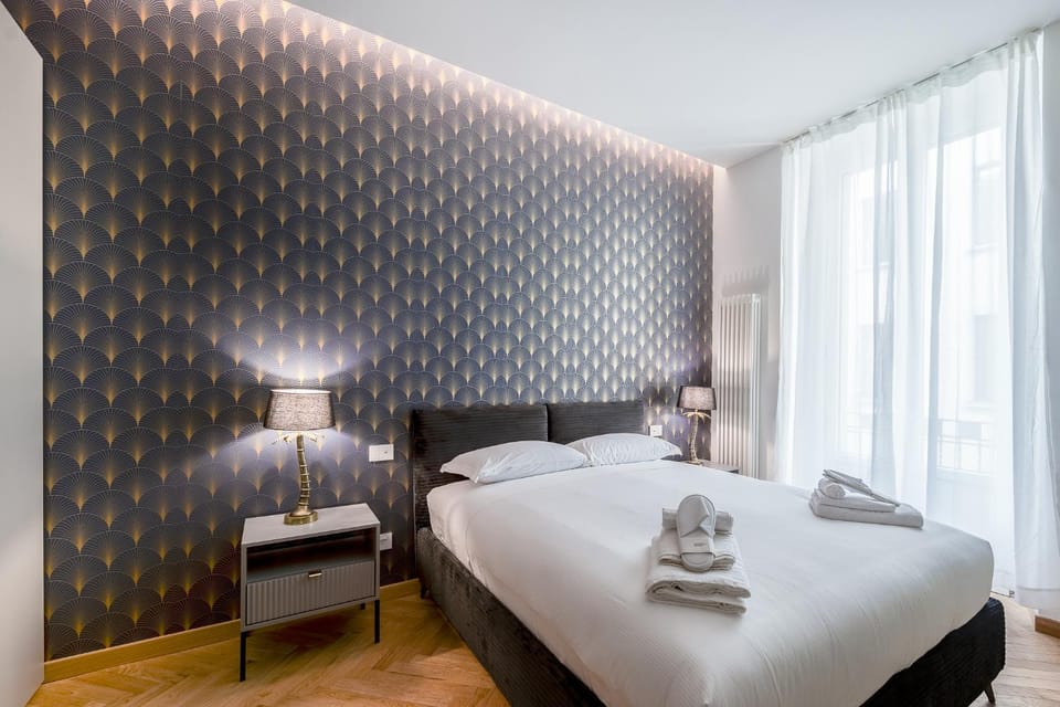Bed, Photo of the whole room, Bedroom, towels