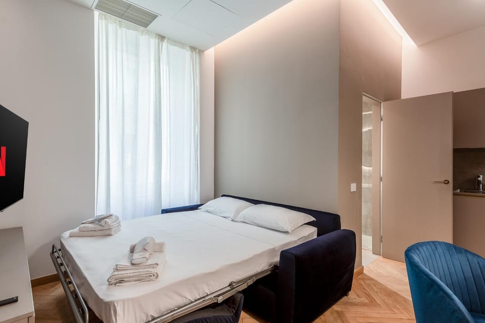 Bed, TV and multimedia, Living room, Seating area, towels