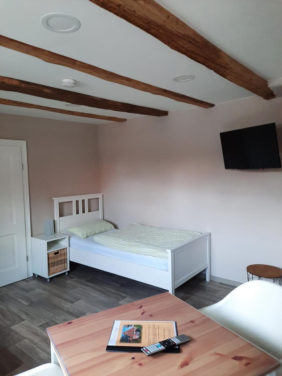 Bed, TV and multimedia, Bedroom