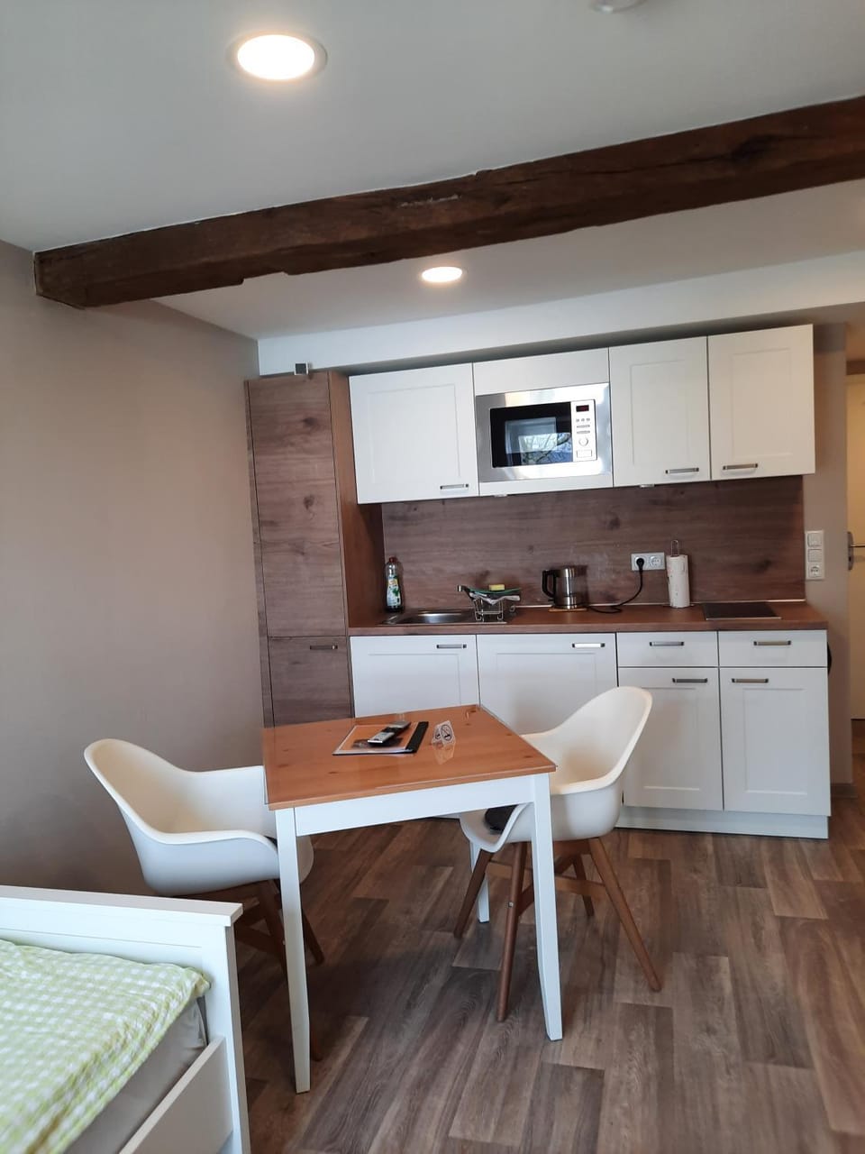 Kitchen or kitchenette, minibar, stove