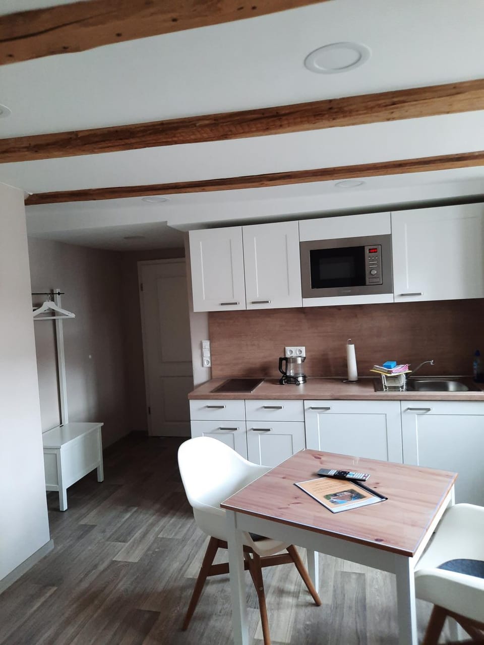 Kitchen or kitchenette, Dining area, minibar, stove