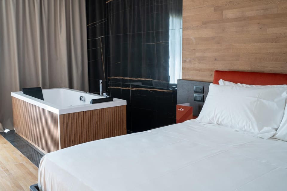 Hot Tub, Bedroom