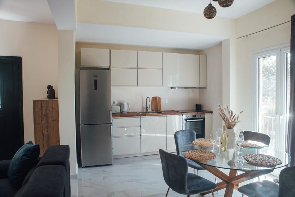 Dining area, kitchen