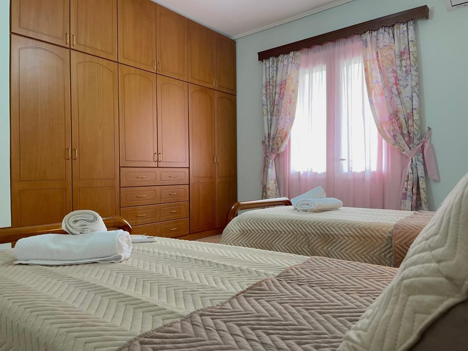 Bed, Photo of the whole room, towels, wardrobe