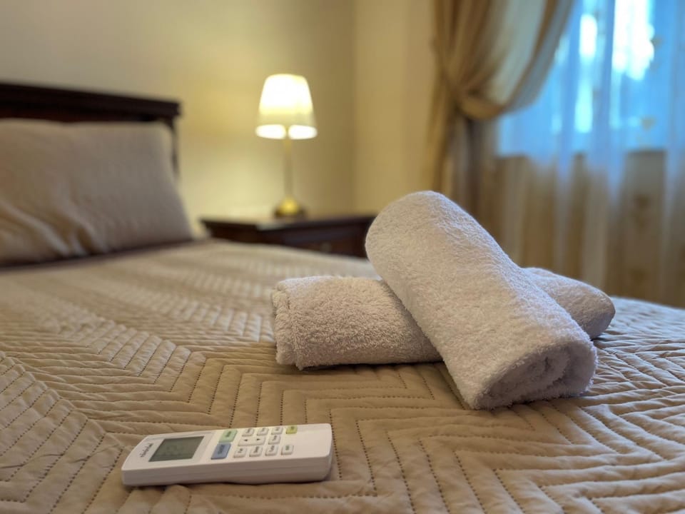Bedroom, towels