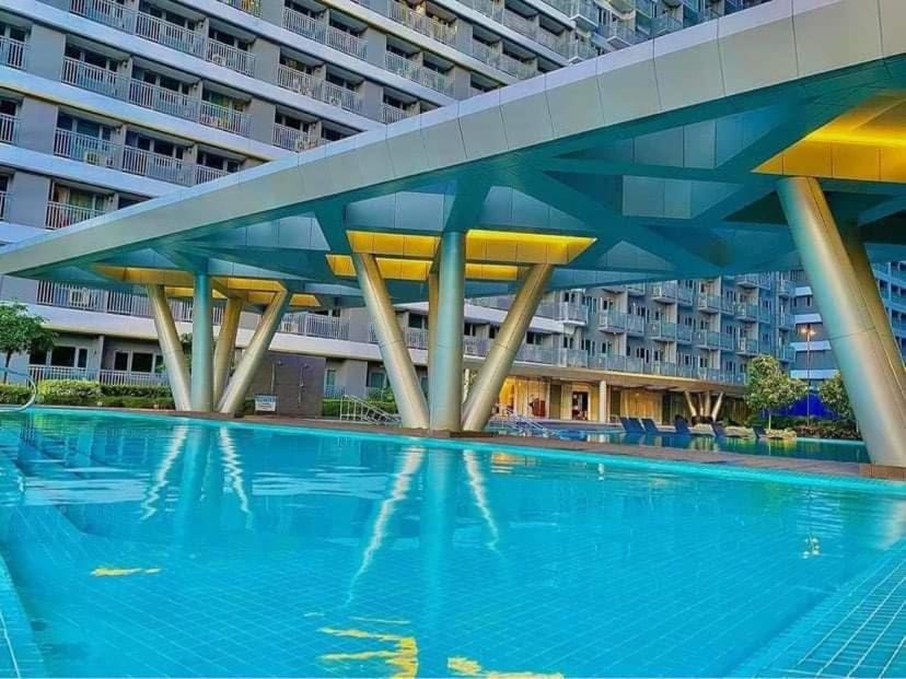 1BR w/ Balcony near Megamall: The Admiral‘s Lounge Apartment in Mandaluyong