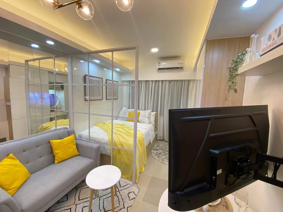 1BR w/ Balcony near Megamall: The Admiral‘s Lounge Apartment in Mandaluyong