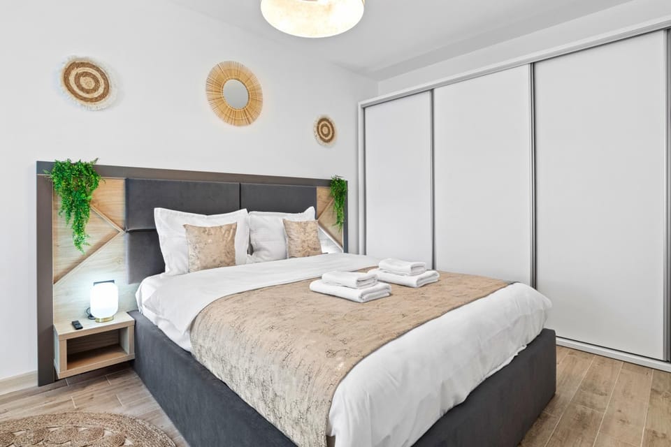 Bed, Bedroom, towels, wardrobe