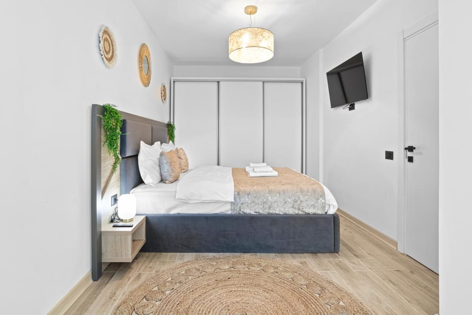 Bed, TV and multimedia, Photo of the whole room, Bedroom