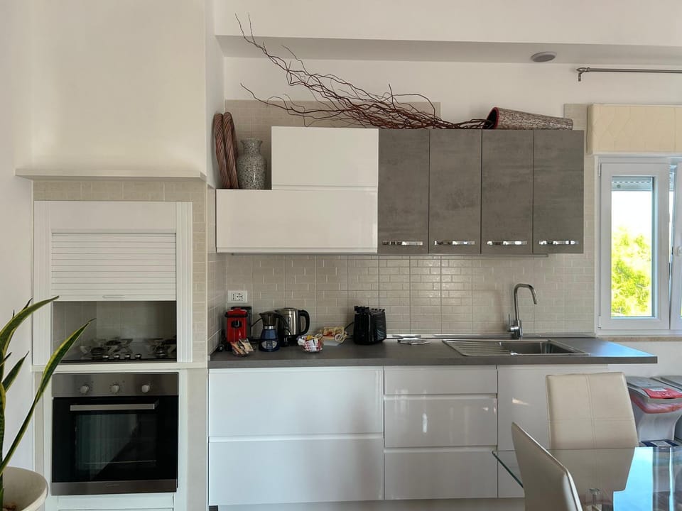Kitchen or kitchenette, Dining area, stove
