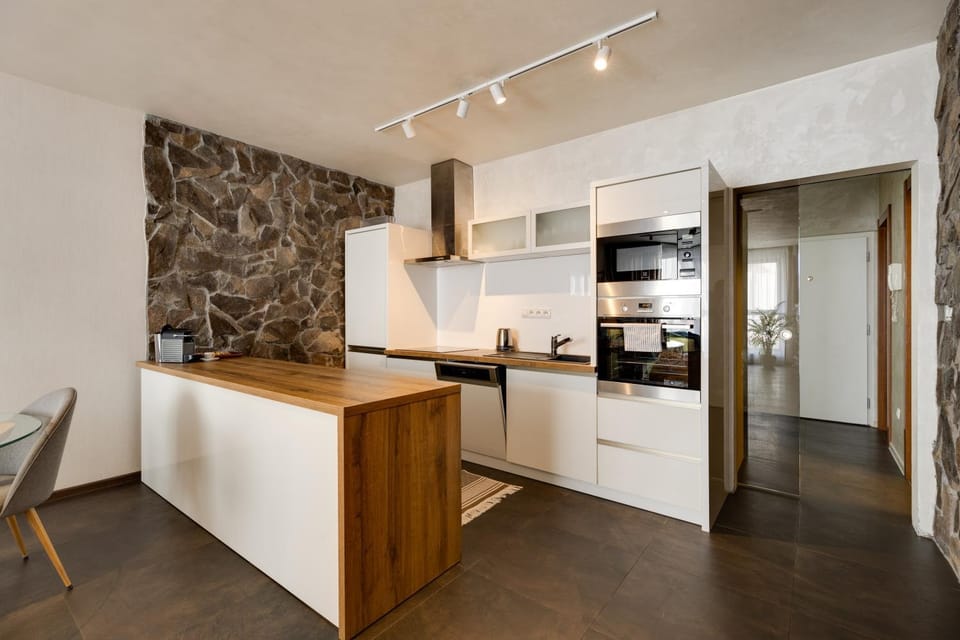 Coffee/tea facilities, dishwasher, microwave, oven, stove, kitchen, kitchen