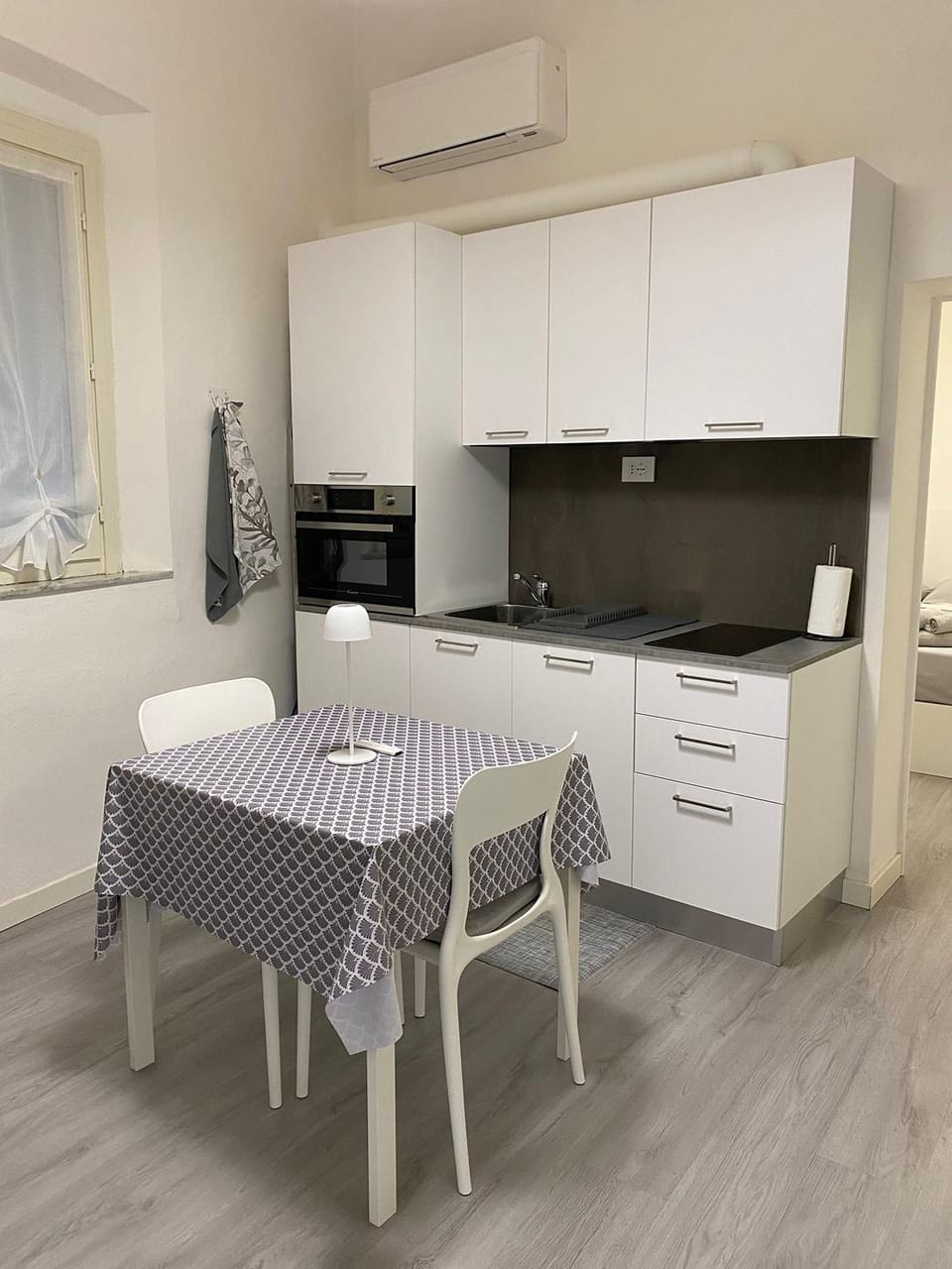 Kitchen or kitchenette, Dining area, oven, stove