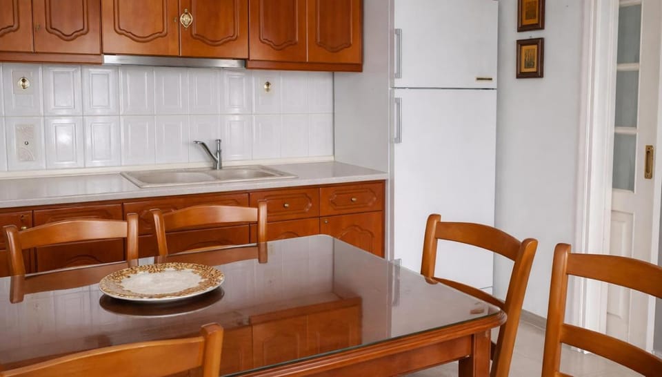 Dining area, kitchen