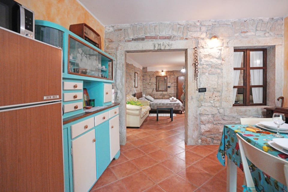 Kitchen or kitchenette, Seating area, Dining area