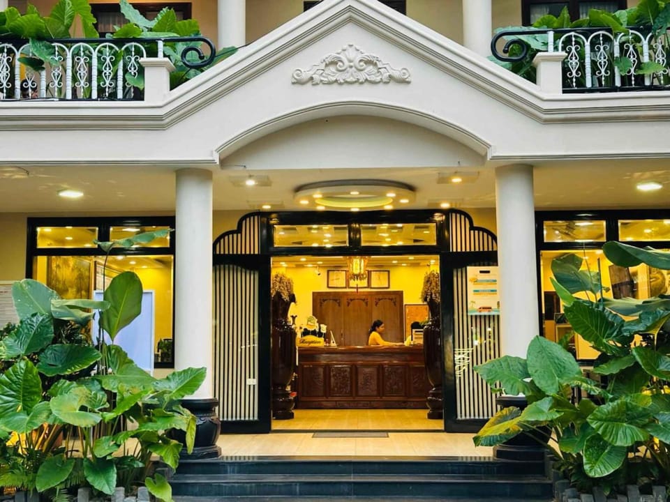 Property building, Facade/entrance, Day