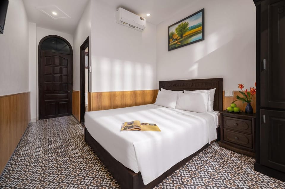 Bed, Photo of the whole room, Bedroom, wardrobe, air conditioner
