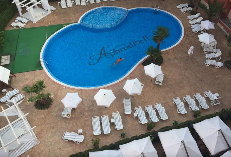 Day, Pool view, Swimming pool, sunbed