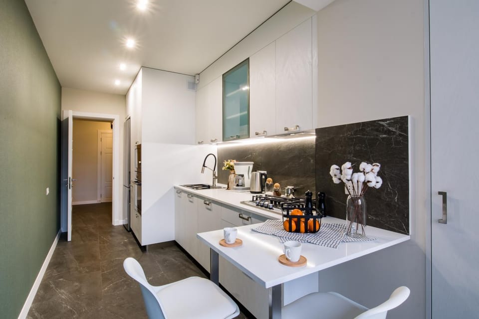 Kitchen or kitchenette, minibar, stove