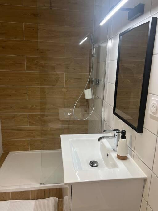 Spacieux studio 2 à 3 personnes au pied du Ventoux km Zéro Apartment in Bédoin
