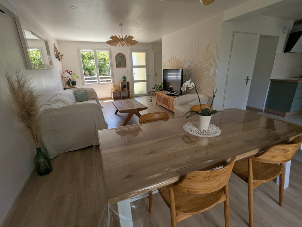 TV and multimedia, Living room, Seating area, Dining area