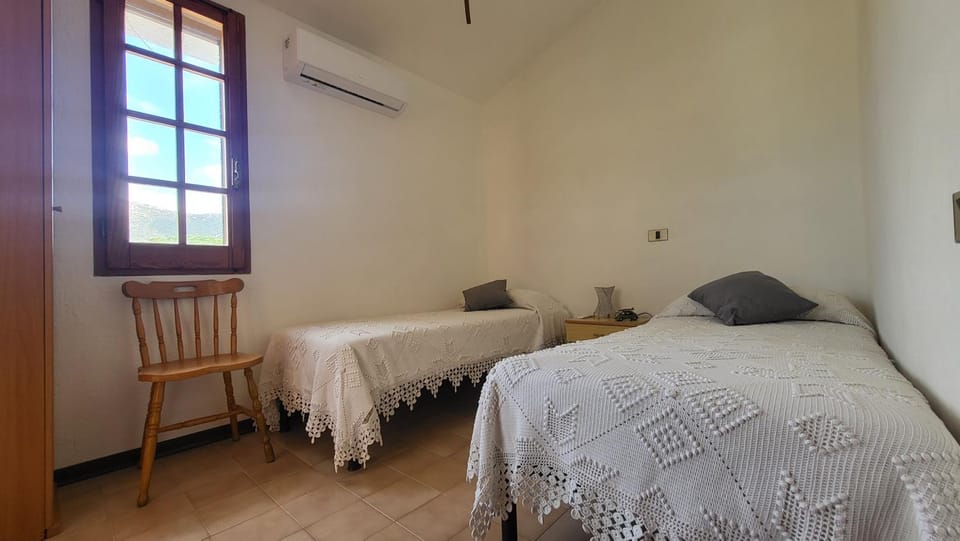 Bed, Photo of the whole room, Bedroom, air conditioner