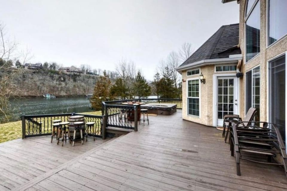Free Attraction Tickets! Trout Fishing! Private Dock! Large Family Gathering House in Ozark Mountains