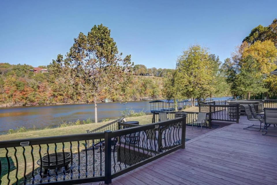 Free Attraction Tickets! Trout Fishing! Private Dock! Large Family Gathering House in Ozark Mountains