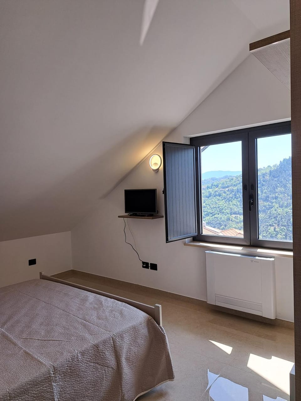 Natural landscape, TV and multimedia, Photo of the whole room, Mountain view