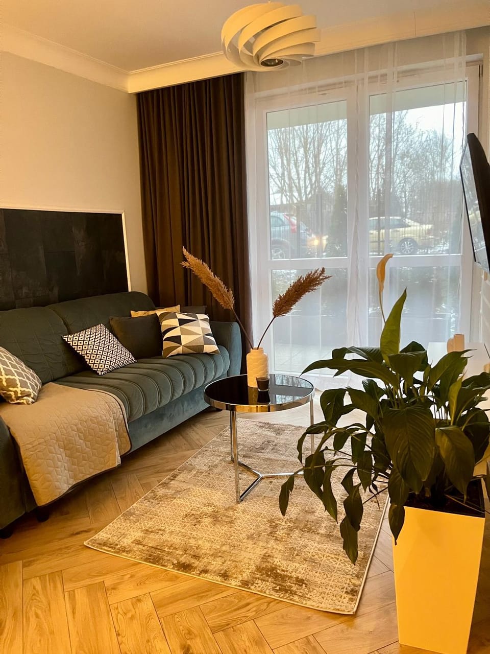 TV and multimedia, Living room, Seating area, Evening entertainment