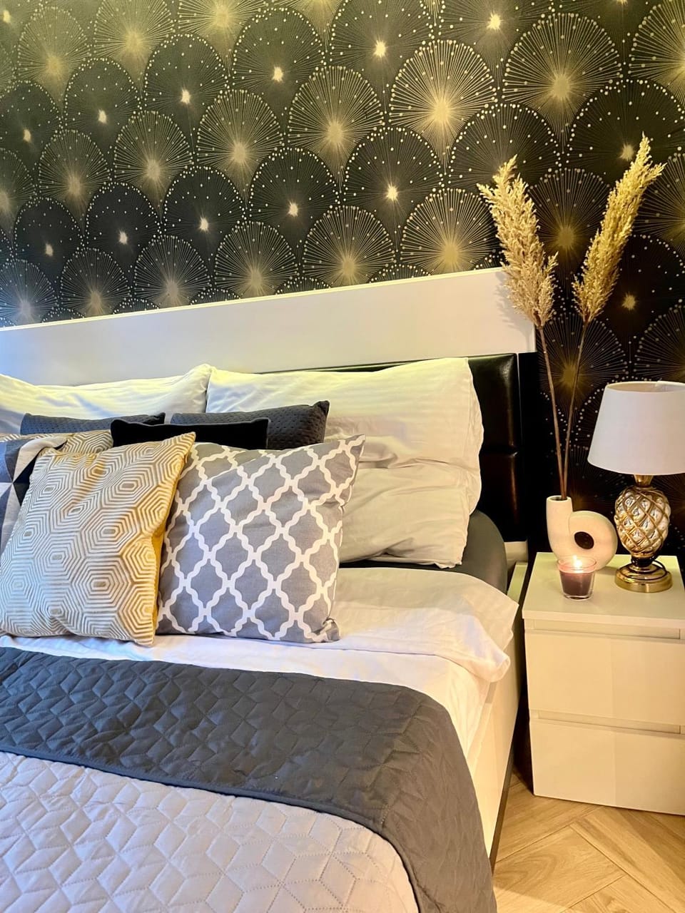 Bed, Seating area, Bedroom