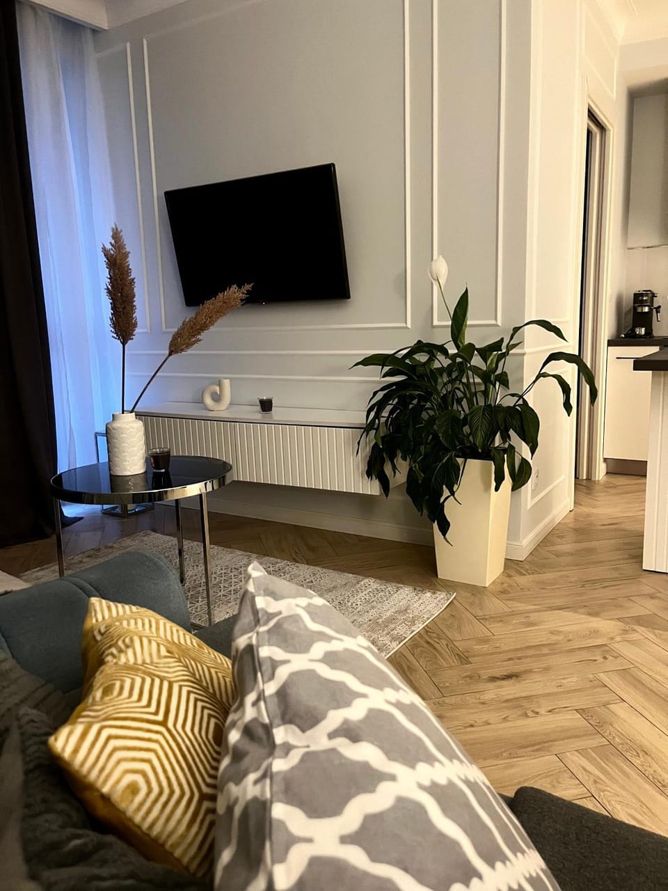 TV and multimedia, Living room, Seating area, Evening entertainment