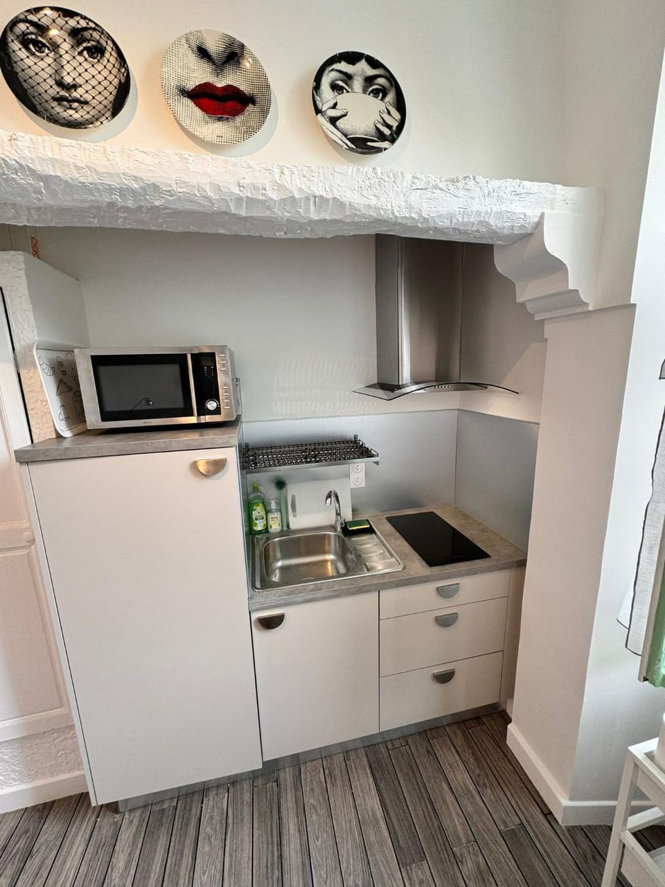 Kitchen or kitchenette, minibar, stove