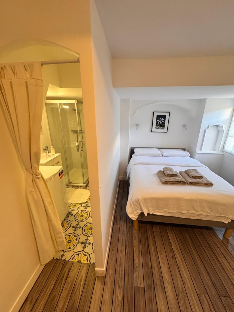 Shower, Bed, Bathroom, Photo of the whole room, Bedroom, towels