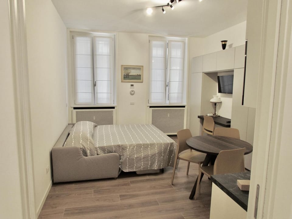 Bed, Living room, Seating area, Dining area, Bedroom, wardrobe