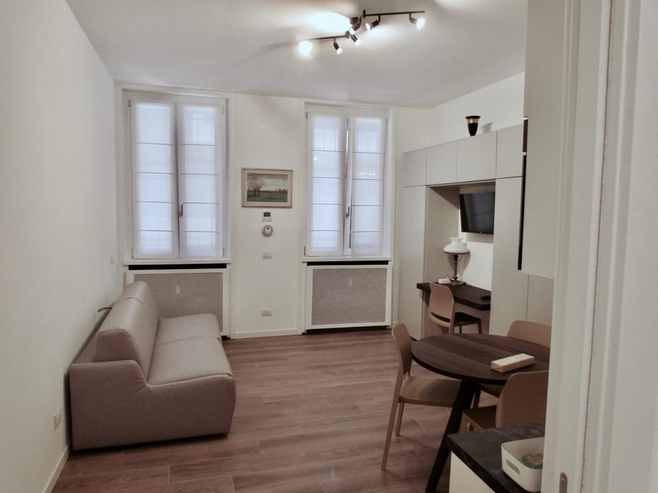 Living room, Seating area, Dining area, Lunch