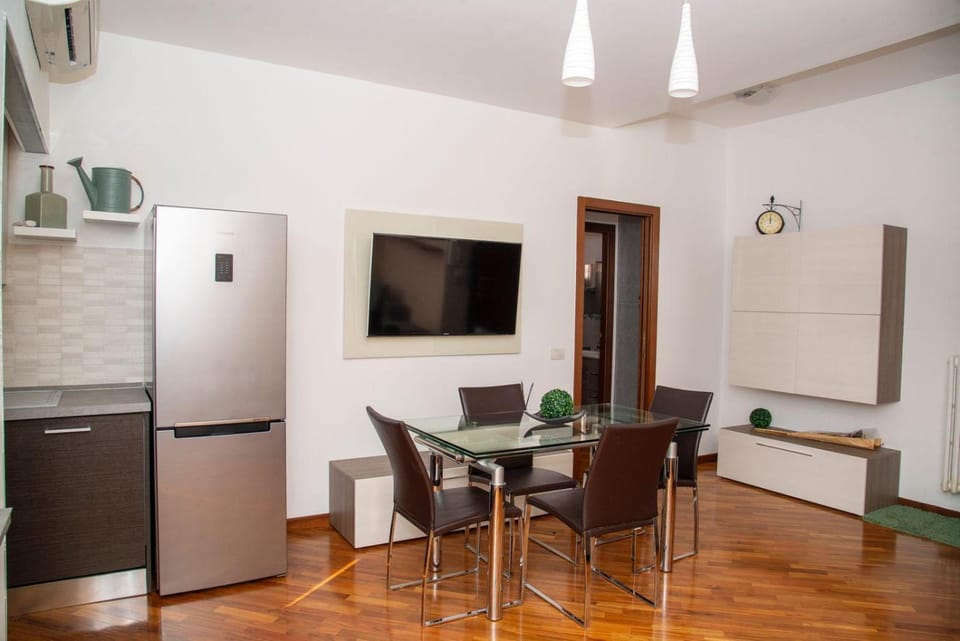 TV and multimedia, Kitchen or kitchenette, Living room, Seating area, Dining area, air conditioner