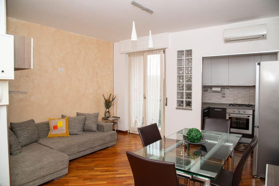 Kitchen or kitchenette, Living room, Seating area, Dining area, pet friendly, stove, air conditioner