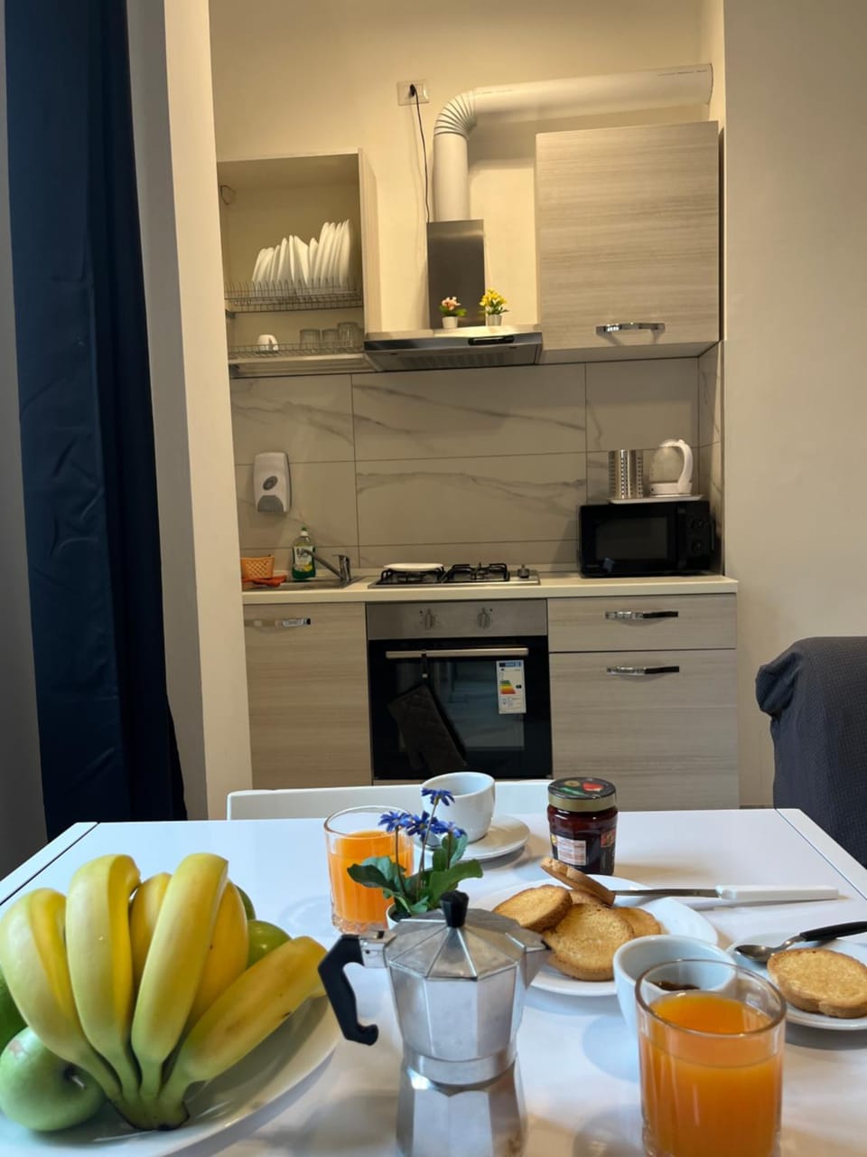 Kitchen or kitchenette, Food and drinks, oven